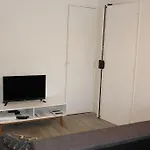 Bienvenus A L\'Appartement Rouge