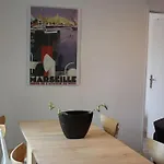 Bienvenus A L\'Appartement Rouge