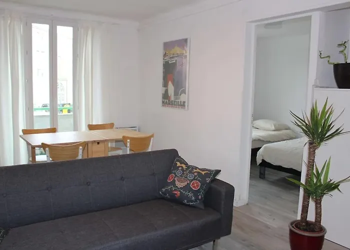Bienvenus A L\'Appartement Rouge